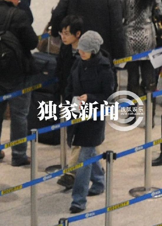 追星：孫儷獨抱愛子父親接機 何潔被“鎖喉”秀恩愛柴靜黑臉離京