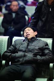 候車室拍下乘客各式睡姿 體驗(yàn)他們別樣回家路