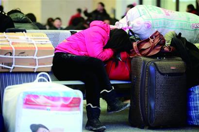 候車室拍下乘客各式睡姿 體驗(yàn)他們別樣回家路