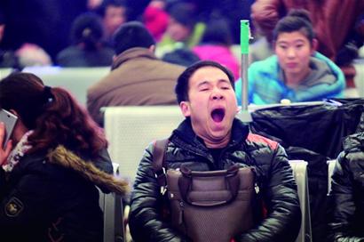 候車室拍下乘客各式睡姿 體驗(yàn)他們別樣回家路