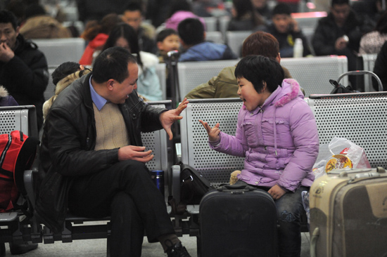 本網(wǎng)實(shí)拍春運(yùn)眾生相:不管多苦也要回家