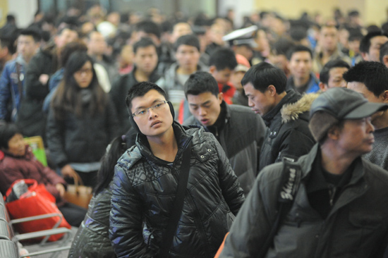 本網(wǎng)實拍春運(yùn)眾生相:不管多苦也要回家