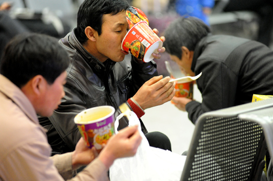 本網(wǎng)實拍春運(yùn)眾生相:不管多苦也要回家