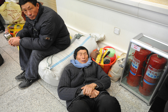 本網(wǎng)實拍春運(yùn)眾生相:不管多苦也要回家