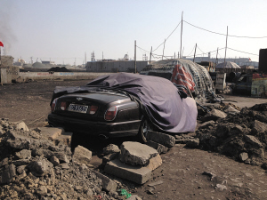 賓利車停在煤車必經(jīng)之路上，四周堆滿石塊。