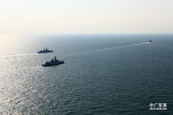 資料圖：1月30日出征的艦艇編隊正成品字隊形前進。