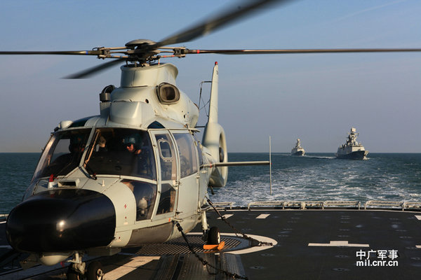 資料圖：艦載直升機(jī)進(jìn)行起降訓(xùn)練。