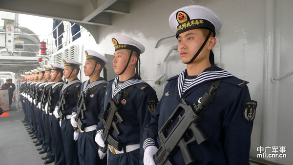 資料圖：戰(zhàn)艦上整裝待發(fā)的水兵。