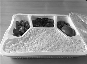 記者暗訪時購買的一盒40元盒飯，打開后里面只有4片牛肉