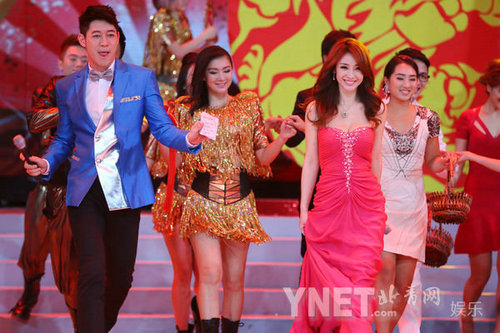 柳巖桃紅長裙登臺主持 雪膚傲乳顯性感優(yōu)雅