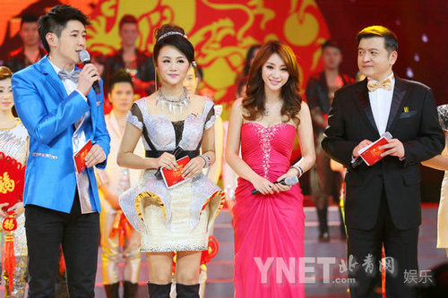 柳巖桃紅長(zhǎng)裙登臺(tái)主持 雪膚傲乳顯性感優(yōu)雅