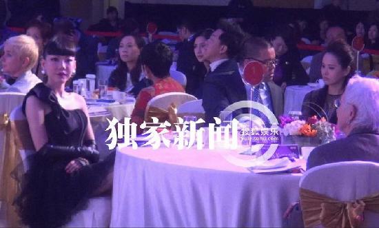 吳莫愁與恩師舊愛伊能靜同桌 故作親密面露尷尬