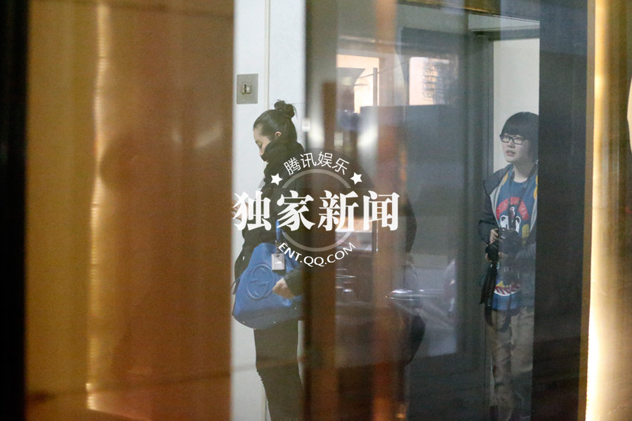 李冰冰相約任泉御姐范十足 時刻關(guān)注手機顯神秘 