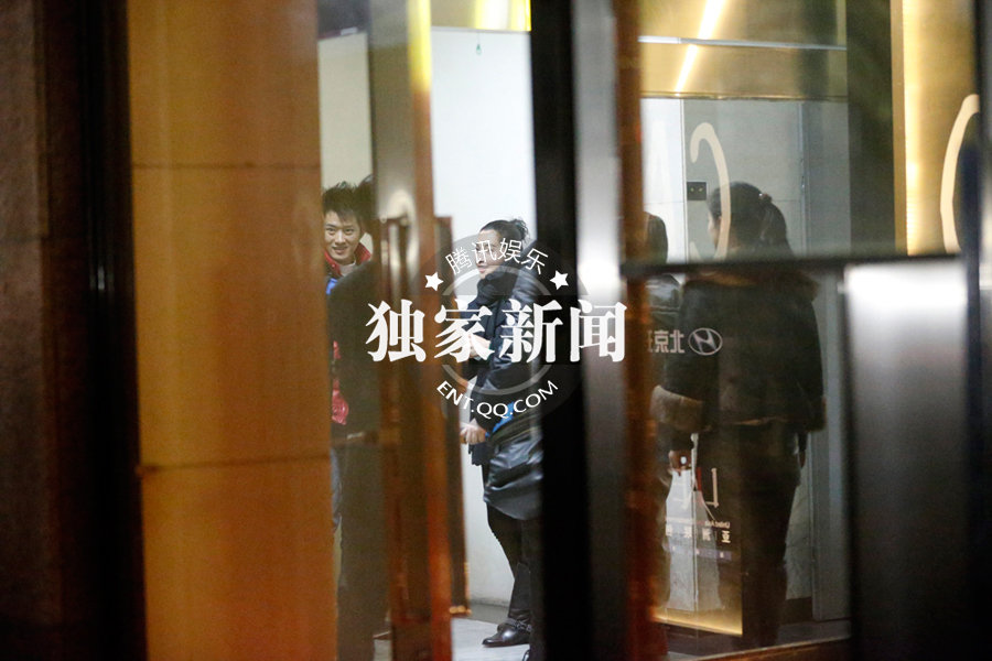 李冰冰相約任泉御姐范十足 時刻關(guān)注手機(jī)顯神秘 