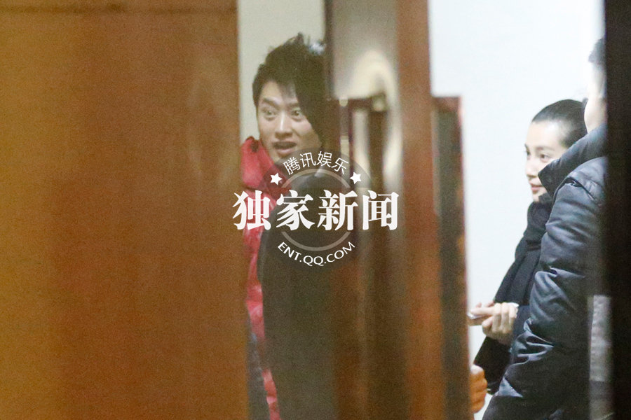 李冰冰相約任泉御姐范十足 時刻關(guān)注手機顯神秘 