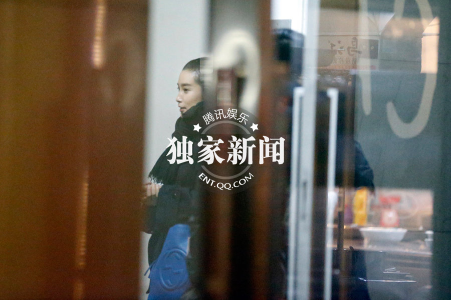 李冰冰相約任泉御姐范十足 時刻關(guān)注手機(jī)顯神秘 