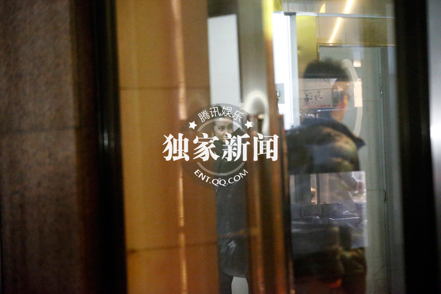 李冰冰相約任泉御姐范十足 時刻關(guān)注手機顯神秘 