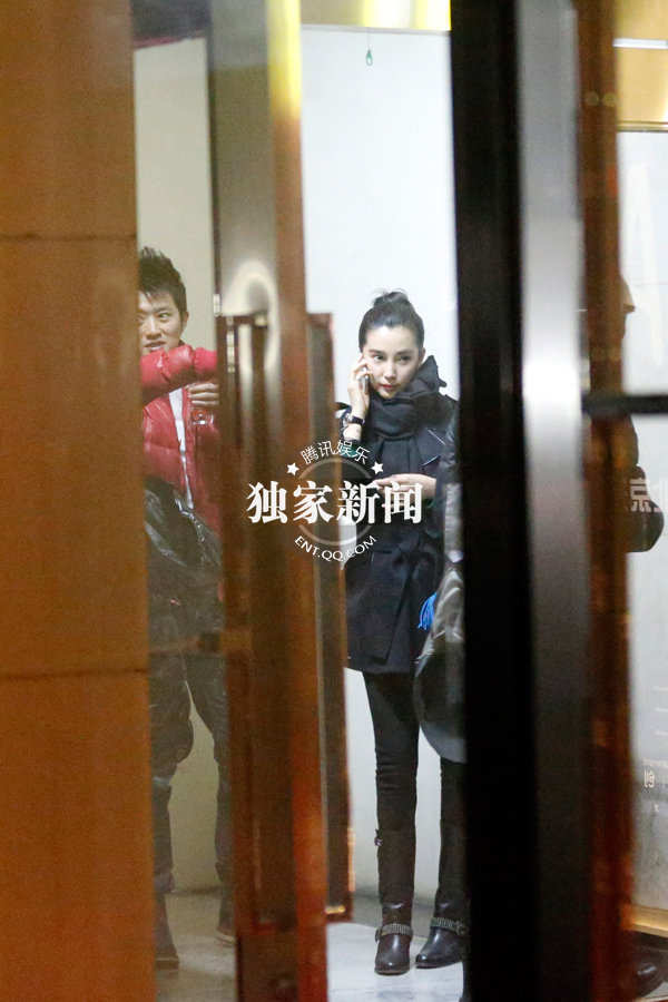 李冰冰相約任泉御姐范十足 時刻關注手機顯神秘 