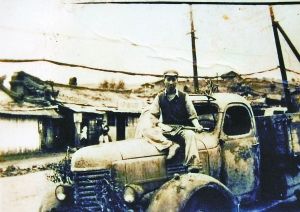 楊光在朝鮮和愛車吉斯150。