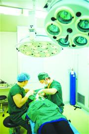 妙齡女沒當上空姐發(fā)誓整容 砸15萬挨11刀 妙齡女沒當上空姐發(fā)誓整容 砸15萬挨11刀