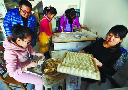 “搶攻”寒假作業(yè)到餃子店幫忙 希望媽媽病情出現(xiàn)奇跡 邀請好心人小年到店里免費(fèi)吃餃子 “搶攻”寒假作業(yè)到餃子店幫忙 希望媽媽病情出現(xiàn)奇跡 邀請好心人小年到店里免費(fèi)吃餃子