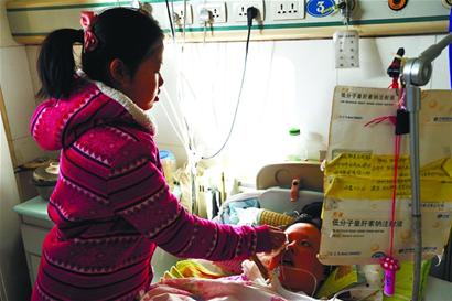 “搶攻”寒假作業(yè)到餃子店幫忙 希望媽媽病情出現(xiàn)奇跡 邀請好心人小年到店里免費(fèi)吃餃子 “搶攻”寒假作業(yè)到餃子店幫忙 希望媽媽病情出現(xiàn)奇跡 邀請好心人小年到店里免費(fèi)吃餃子