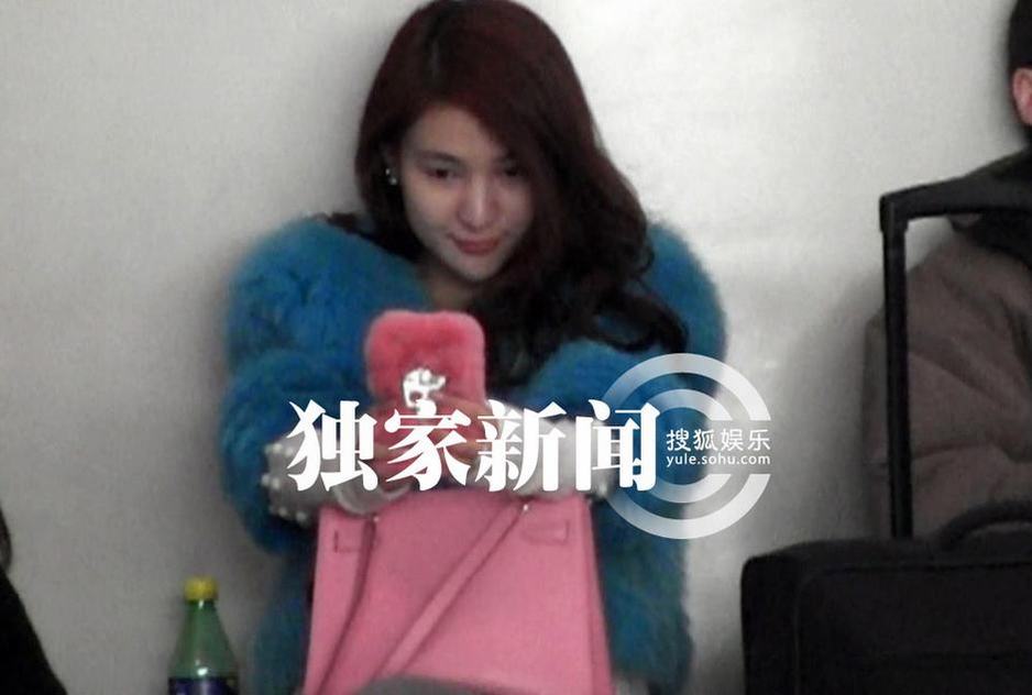 郭美美素顏機場瘋狂自拍 網友：鷹鉤鼻子三角眼