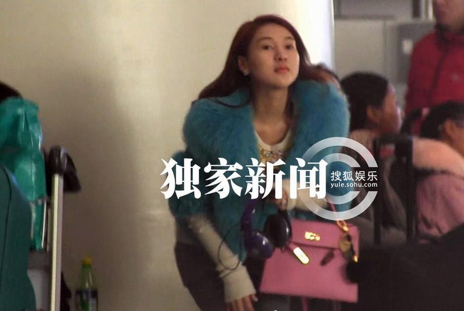 郭美美素顏機場瘋狂自拍 網(wǎng)友：鷹鉤鼻子三角眼