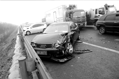 路面結冰致2000余起車禍