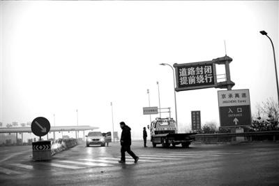 由于發(fā)生多起事故，京承高速穆家峪進京方向已經封閉。本報記者王苡萱攝