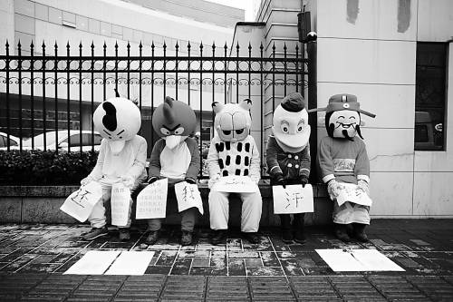 1月31日，北京。“憤怒的小鳥”、“加菲貓”、“唐老鴨”和“財神爺”等5個不同的卡通人物匯聚在中央人民廣播電臺外，以靜坐的方式討薪，希望得到社會關(guān)注。