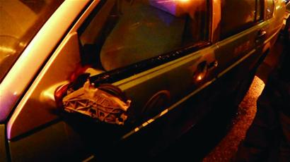 酒司機(jī)當(dāng)街鬧事砸出租 酒司機(jī)當(dāng)街鬧事砸出租