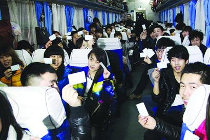 民工專車載著幸福歡樂回家 警車開道護送