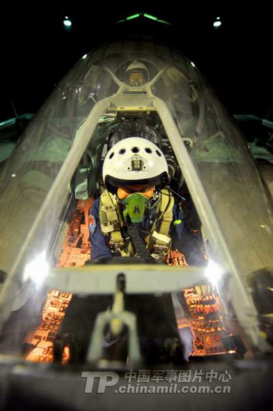 資料圖：中國戰(zhàn)機飛行員進(jìn)入座艙起飛。