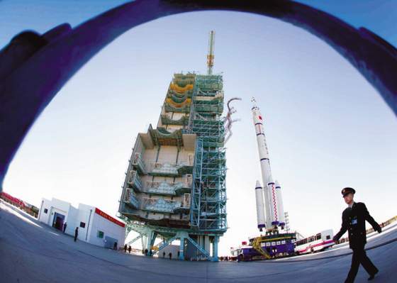 運載火箭在酒泉衛(wèi)星發(fā)射中心整裝待發(fā)。