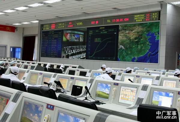 酒泉衛(wèi)星發(fā)射中心測(cè)發(fā)大廳正在進(jìn)行合練。陶宏祥攝