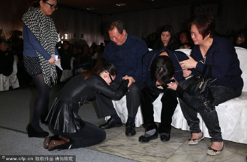 2013年2月3日訊，臺北，2月2日，藝人戎祥追悼會舉行。戎祥遺孀墨鏡現(xiàn)身跪地哭倒，藝人大小S，以及她們的夫婿汪小菲、許雅鈞，還有章子怡等人都送花致意。戎祥在演藝圈近20年，好友庹宗康、宋少卿、秦偉、九孔、白云、陳建州、Makiyo、陳為民、胡瓜等人都到場送他最后一程，陳為民更是一踏出會場哭到不能言語，最后更因太過思念好友，傷心地說：“戎祥，你在地下等我。”庹宗康和戎祥高中結(jié)為好友，他一反往常堅(jiān)強(qiáng)，情緒崩潰：“我昨天夢到他，要我陪他散散步，我真的很希望能陪他多走一點(diǎn)時(shí)間！他走后，所有朋友都會幫他照顧家里、照顧芊合。” 圖為戎祥遺孀哭倒跪地。