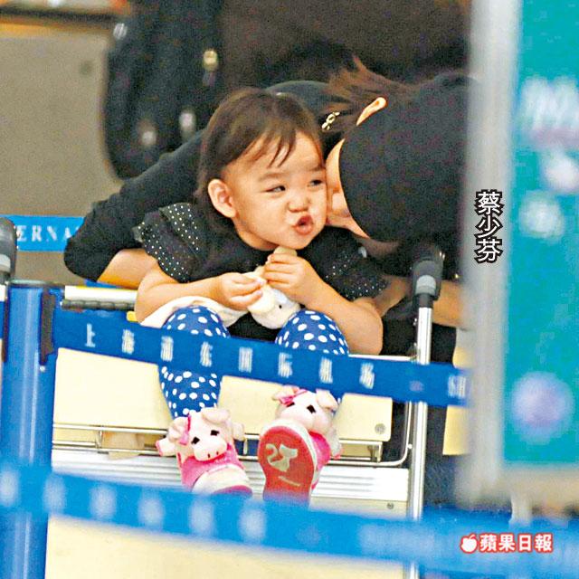 蔡少芬一家現(xiàn)身機(jī)場