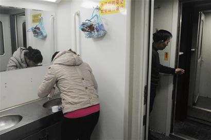 農(nóng)民工45小時回家路:人聲鼎沸站著睡