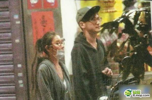 臺(tái)灣媒體報(bào)道，性感人妻歌手許維恩和老公Alex田恩沛(前偶像團(tuán)體B.A.D成員)分居后，被直擊載著年輕男性返家，該名男子是以裸奔、吃羊大便闖出 名的CIRCUS團(tuán)員KID，年紀(jì)小許維恩3歲