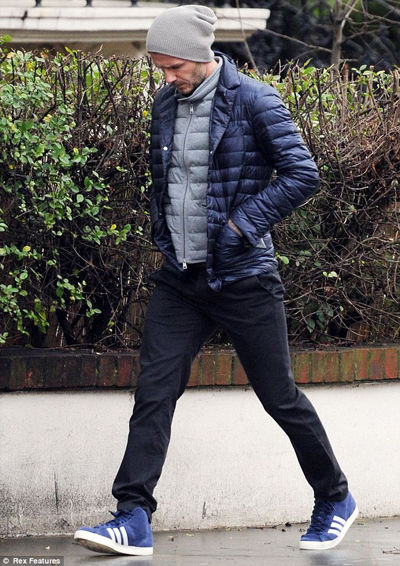 小貝低頭徘徊倫敦街頭。