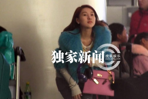 郭美美素顏機(jī)場瘋狂自拍 網(wǎng)友：鷹鉤鼻子三角眼