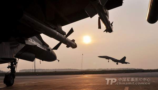 蘭空航空兵某團(tuán)戰(zhàn)機(jī)迎著朝霞起飛。朱志章 攝