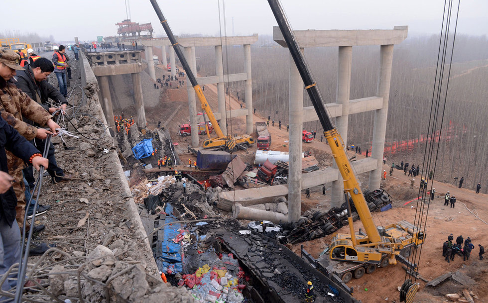 河南義昌大橋坍塌現(xiàn)場(chǎng)現(xiàn)不明紅色液體 居民擔(dān)憂水源