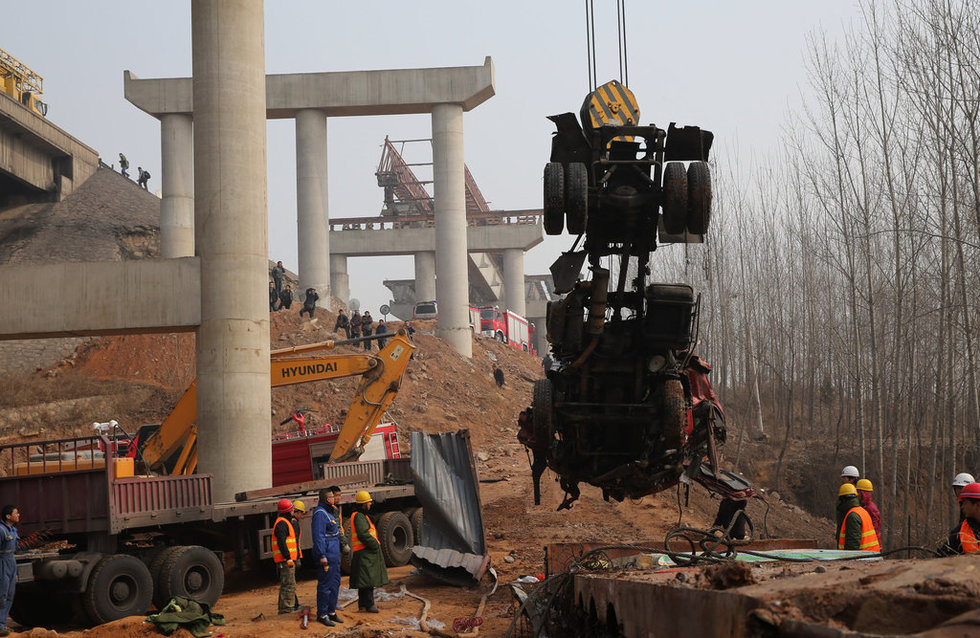 河南義昌大橋坍塌現(xiàn)場(chǎng)現(xiàn)不明紅色液體 居民擔(dān)憂水源