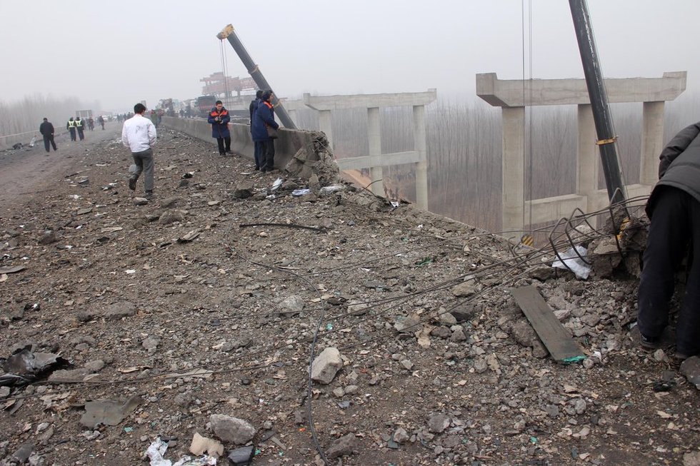 河南義昌大橋坍塌現(xiàn)場(chǎng)現(xiàn)不明紅色液體 居民擔(dān)憂水源