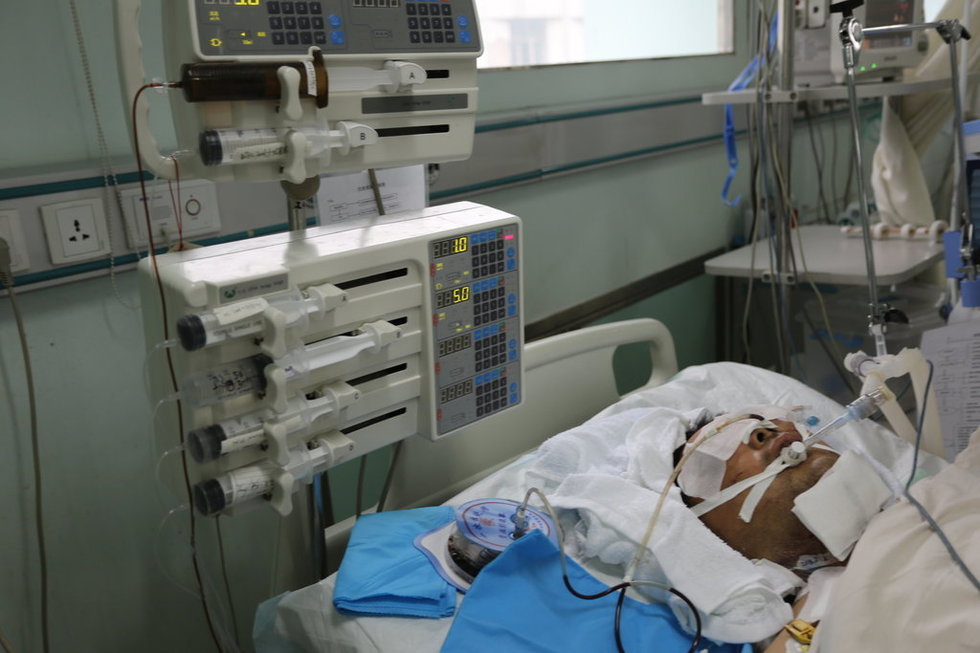 河南義昌大橋坍塌現(xiàn)場現(xiàn)不明紅色液體 居民擔(dān)憂水源