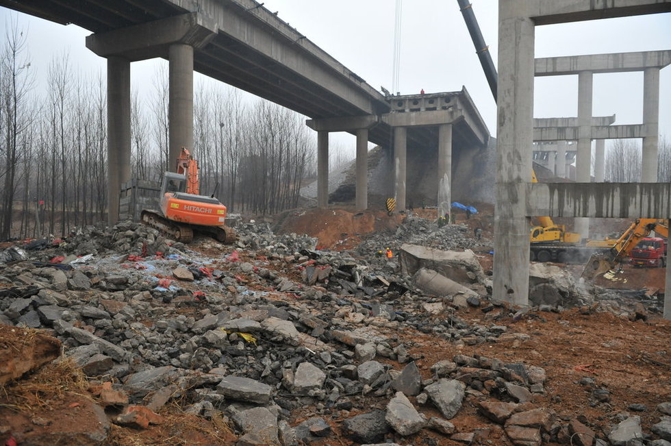 河南義昌大橋坍塌現(xiàn)場現(xiàn)不明紅色液體 居民擔(dān)憂水源