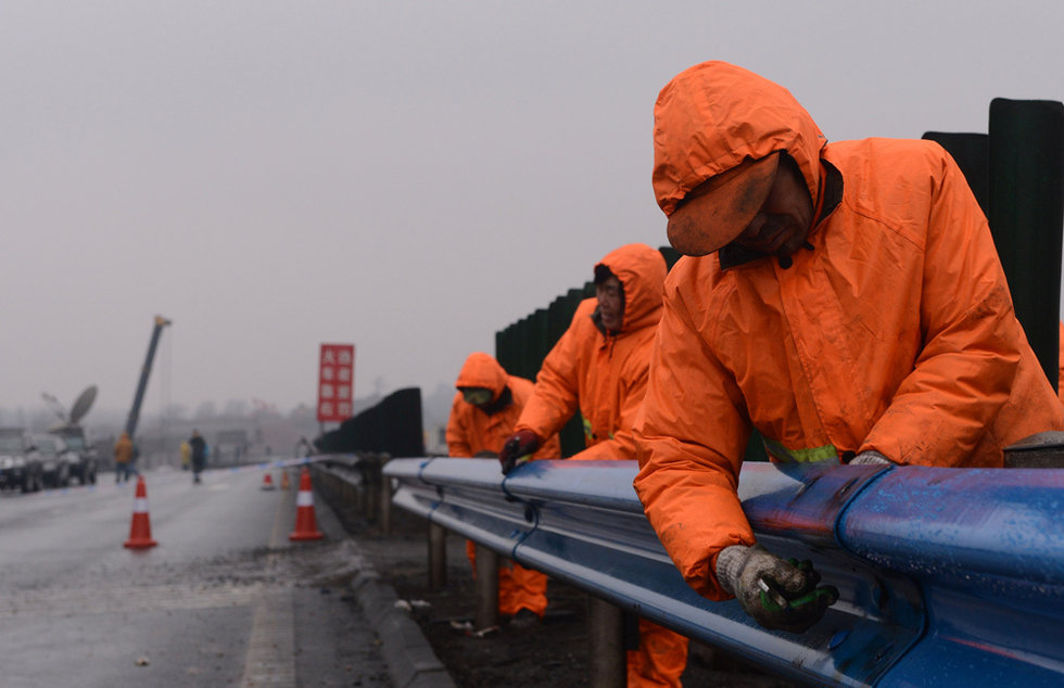 河南義昌大橋坍塌現(xiàn)場(chǎng)現(xiàn)不明紅色液體 居民擔(dān)憂水源