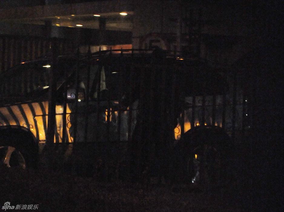 每日追星：趙文卓為愛妻當(dāng)“助理” 姚晨挺孕婦曹郁貼心接機(jī)